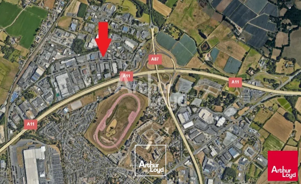 ZI ÉCOUFLANT FONCIER 2170 M² ENROBÉ ET CLOS A LOUER