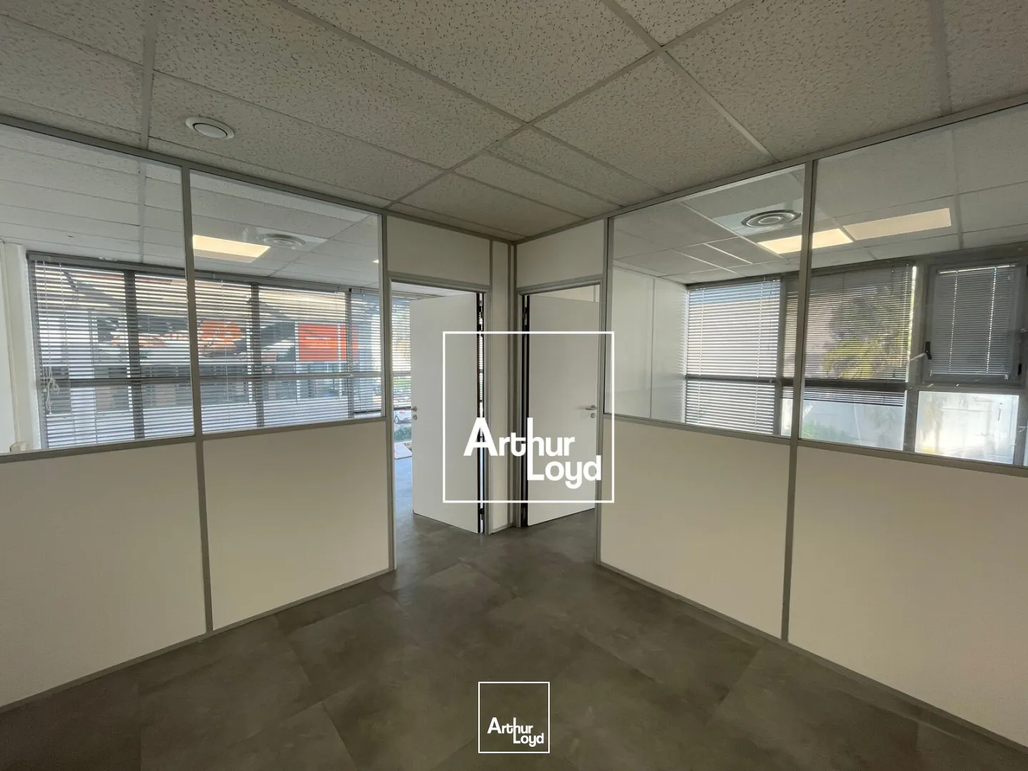 Bureaux à louer - 101 M2 - 1er étage en Ville ActiveParking sur site