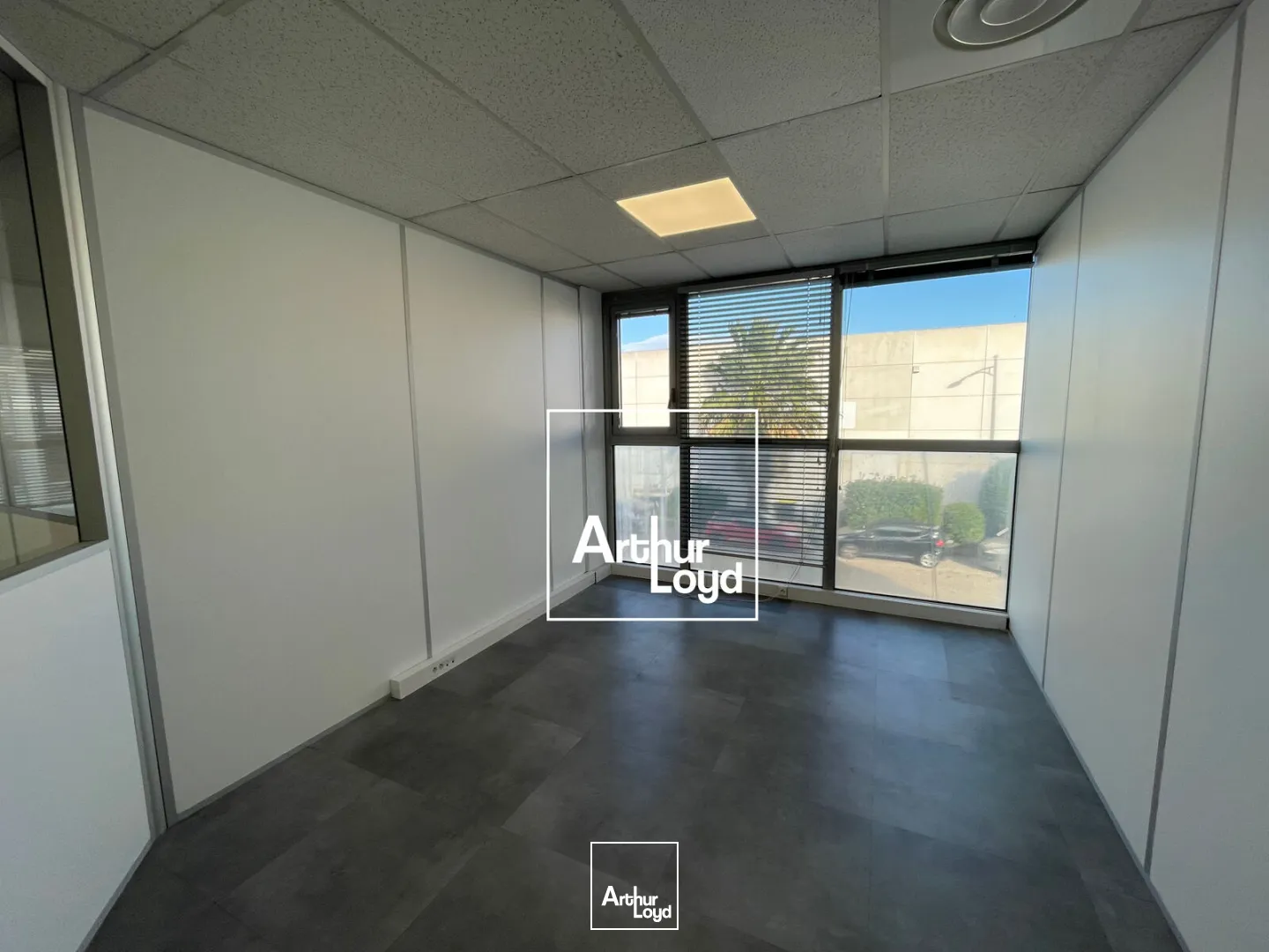 Bureaux à louer - 101 M2 - 1er étage en Ville ActiveParking sur site