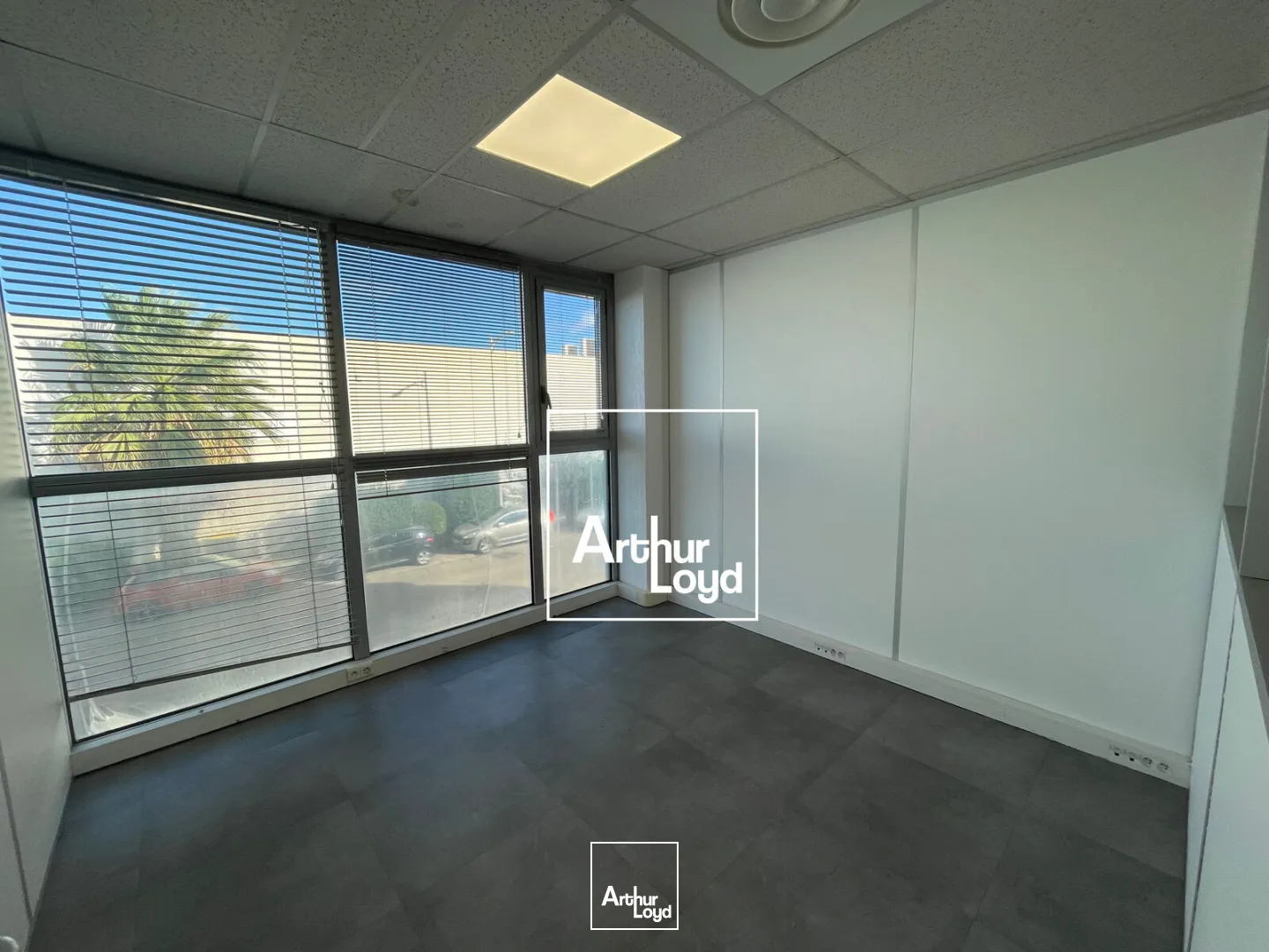 Bureaux à louer - 101 M2 - 1er étage en Ville ActiveParking sur site