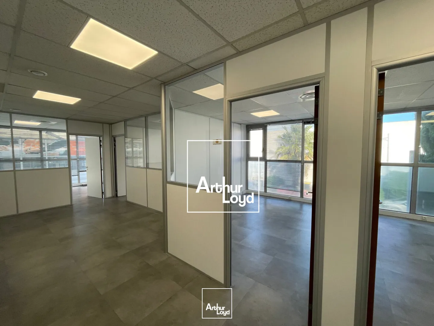 Bureaux à louer - 101 M2 - 1er étage en Ville ActiveParking sur site