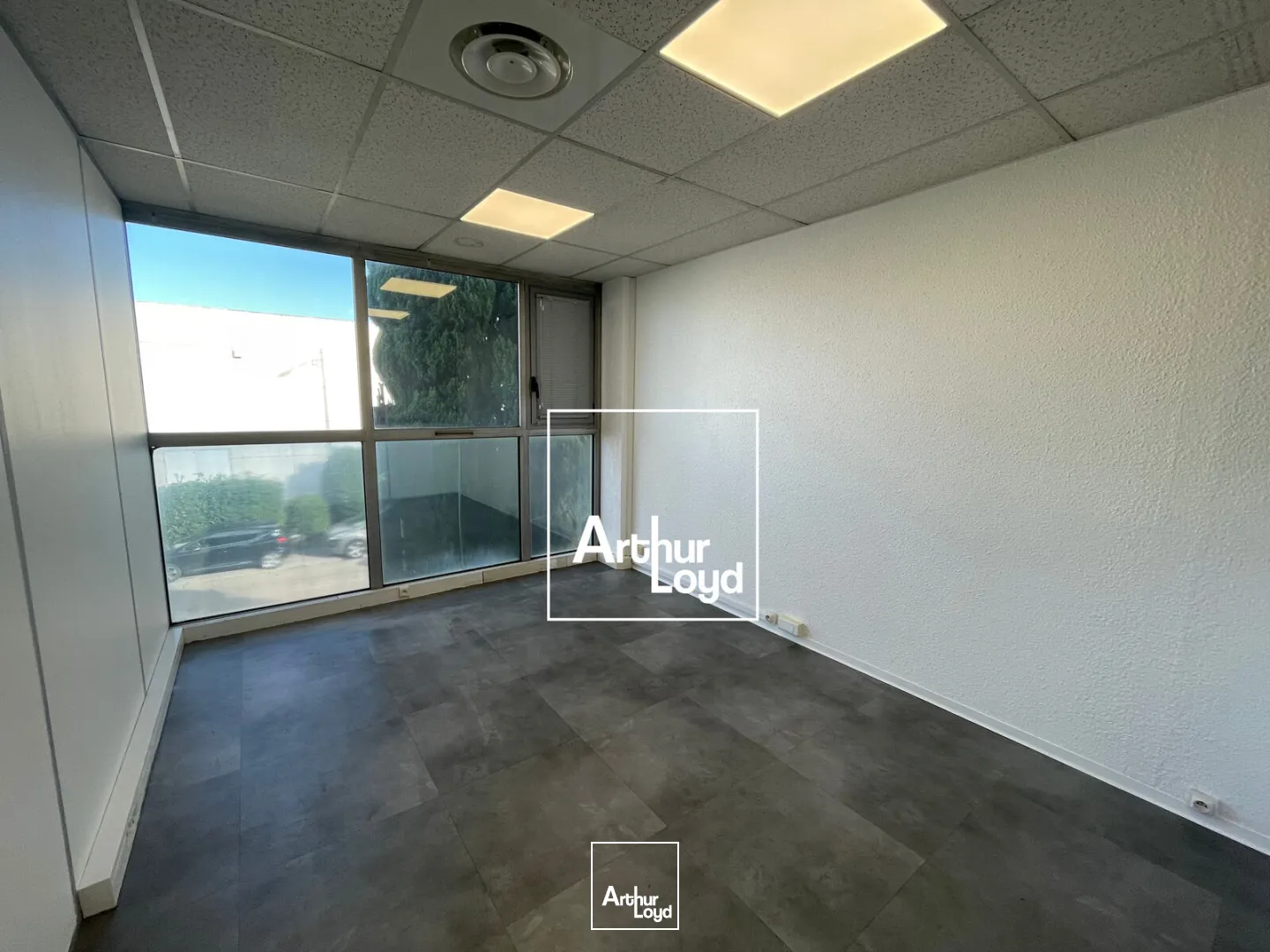 Bureaux à louer - 101 M2 - 1er étage en Ville ActiveParking sur site