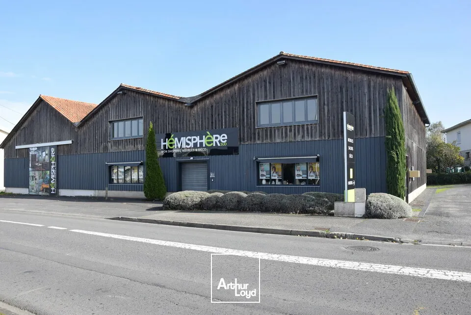 Location Local Commercial 558 m² - Idéal Axe Passant - Entrée de Ville Angoulême (16000)