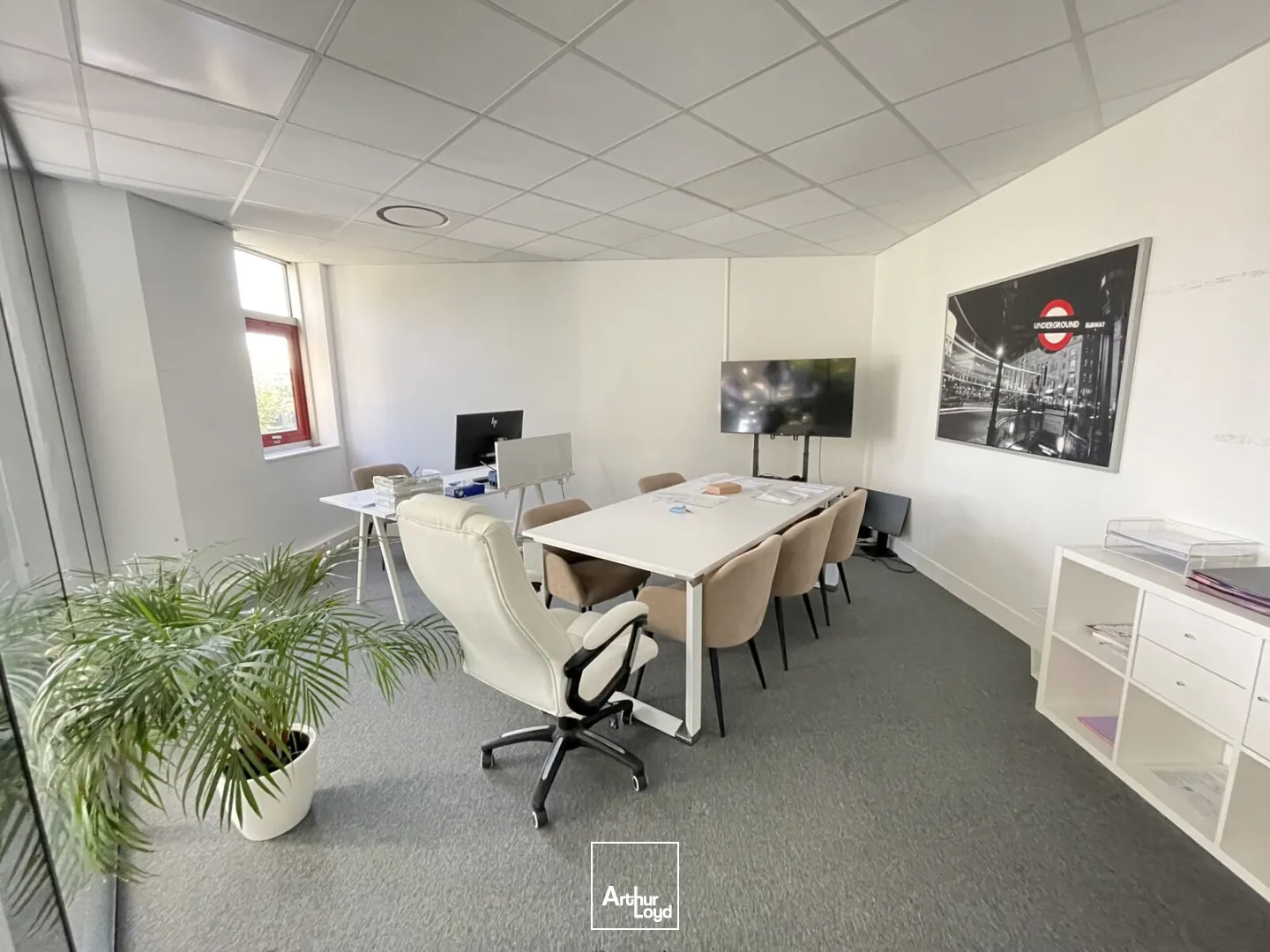 BUREAUX À LOUER-121 M²-PARC DU PERRAY
