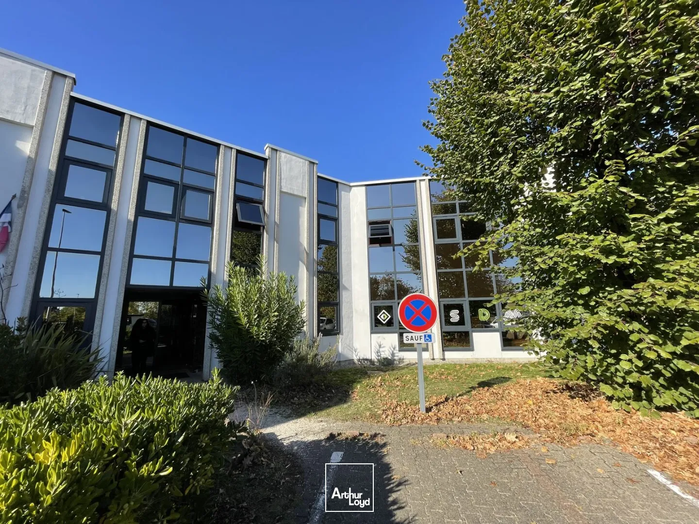 BUREAUX À LOUER-121 M²-PARC DU PERRAY