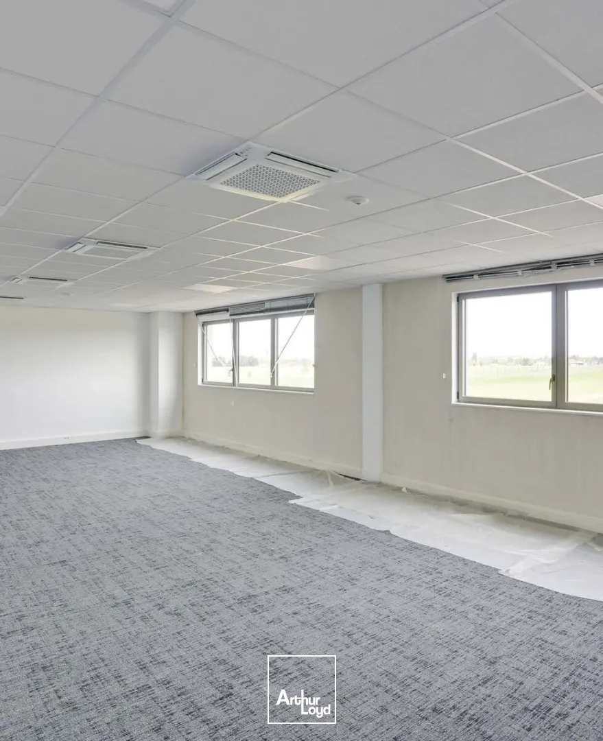 À louer - Locaux d'activité neufs modulables au Thillay, 3700 m² divisibles dès 370 m², accès direct Roissy CDG et axes routiers