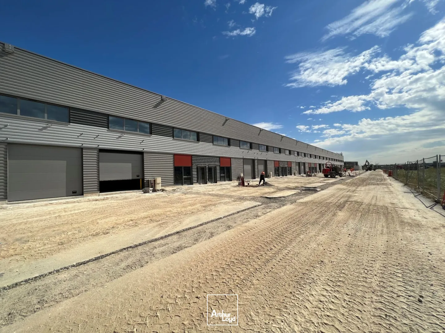À louer - Locaux d'activité neufs modulables au Thillay, 3700 m² divisibles dès 370 m², accès direct Roissy CDG et axes routiers