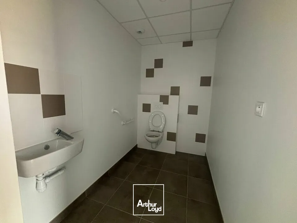 À LOUER  LOCAL D'ACTIVITÉ NEUF ET POLYVALENT  AIZENAY (85)