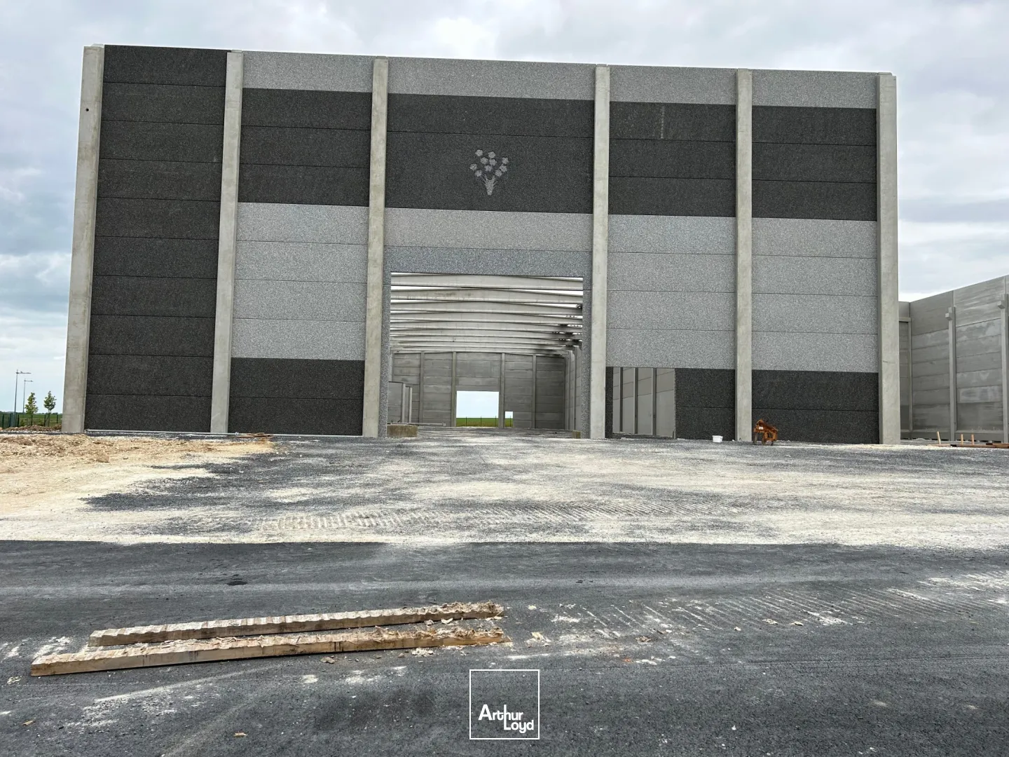 A LOUER - LOCAUX D'ACTIVITÉS - 2100 M2 (divisible de 300 m2 à 600 m2) - LAON