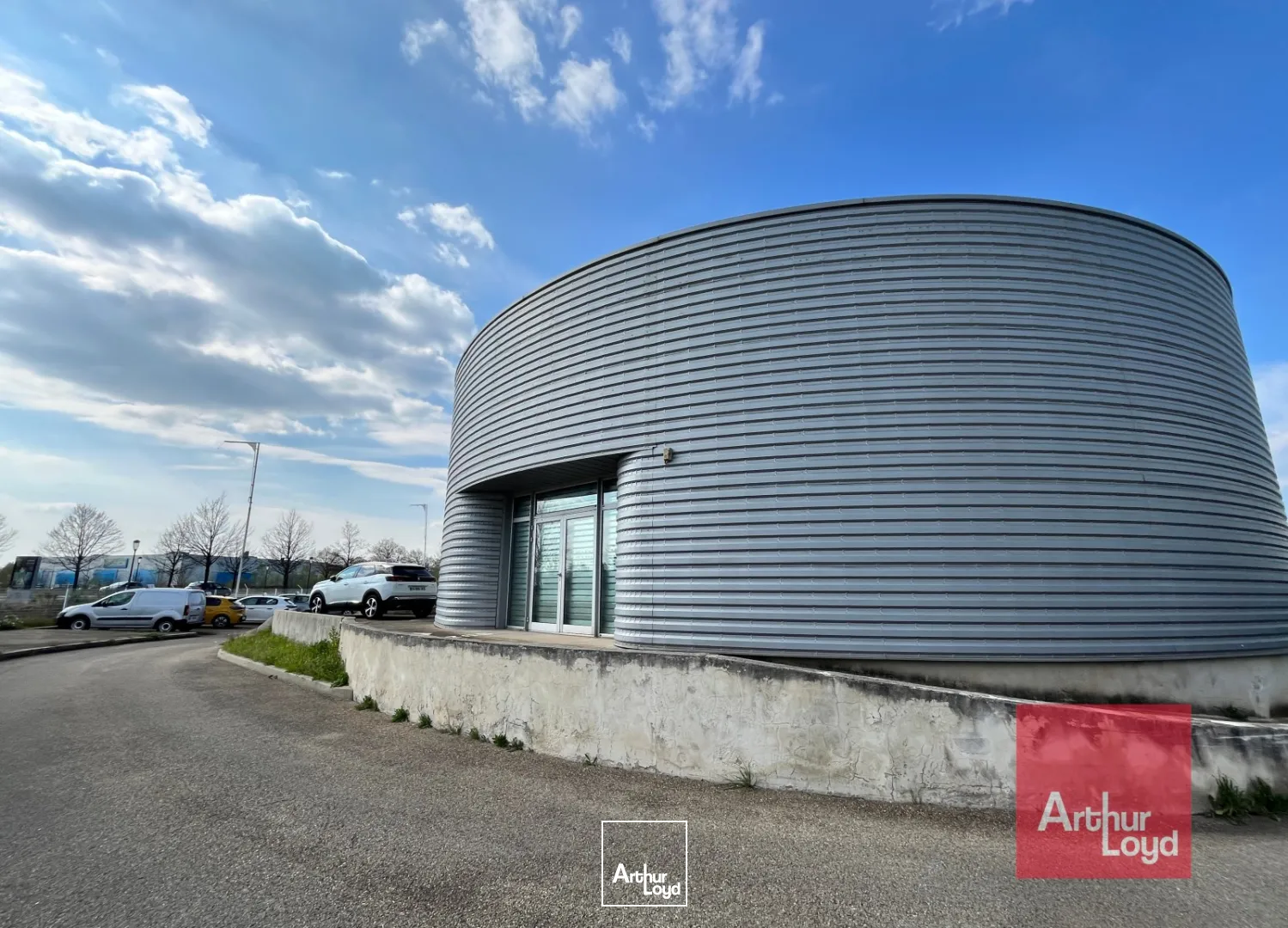 Local d'activités à usage commercial à louer de 400 m2 avec une forte visibilité, Nîmes,