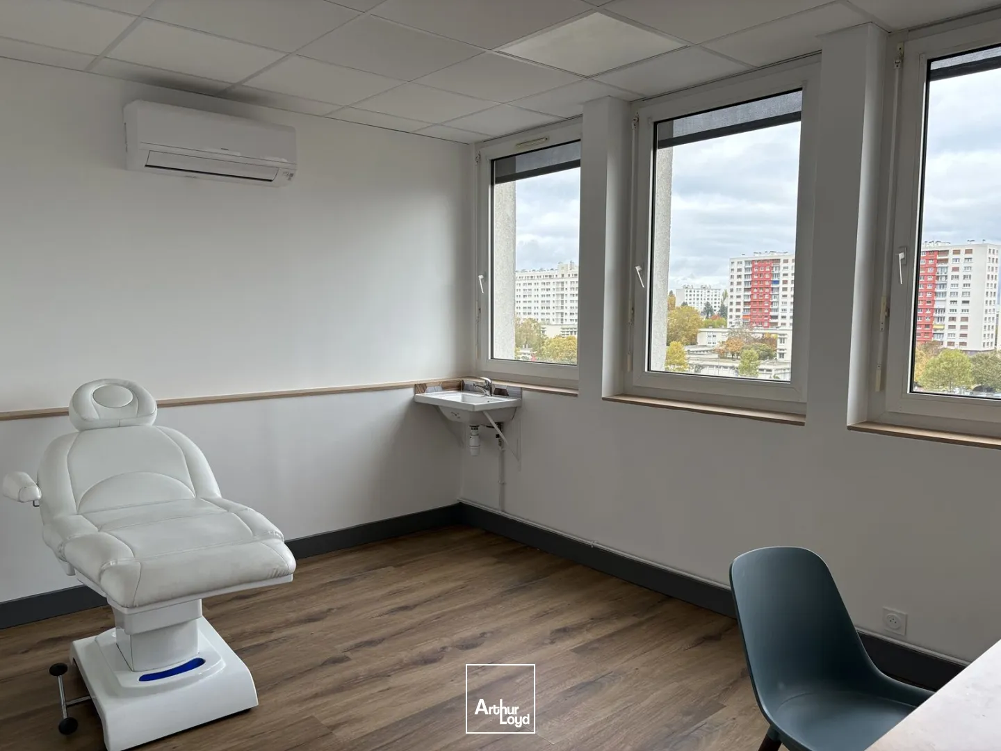 Plateau de bureaux au pied de la gare d'Orléans - A LOUER 261 m2 (lumineux et accessible aux personnes à mobilité réduite) !