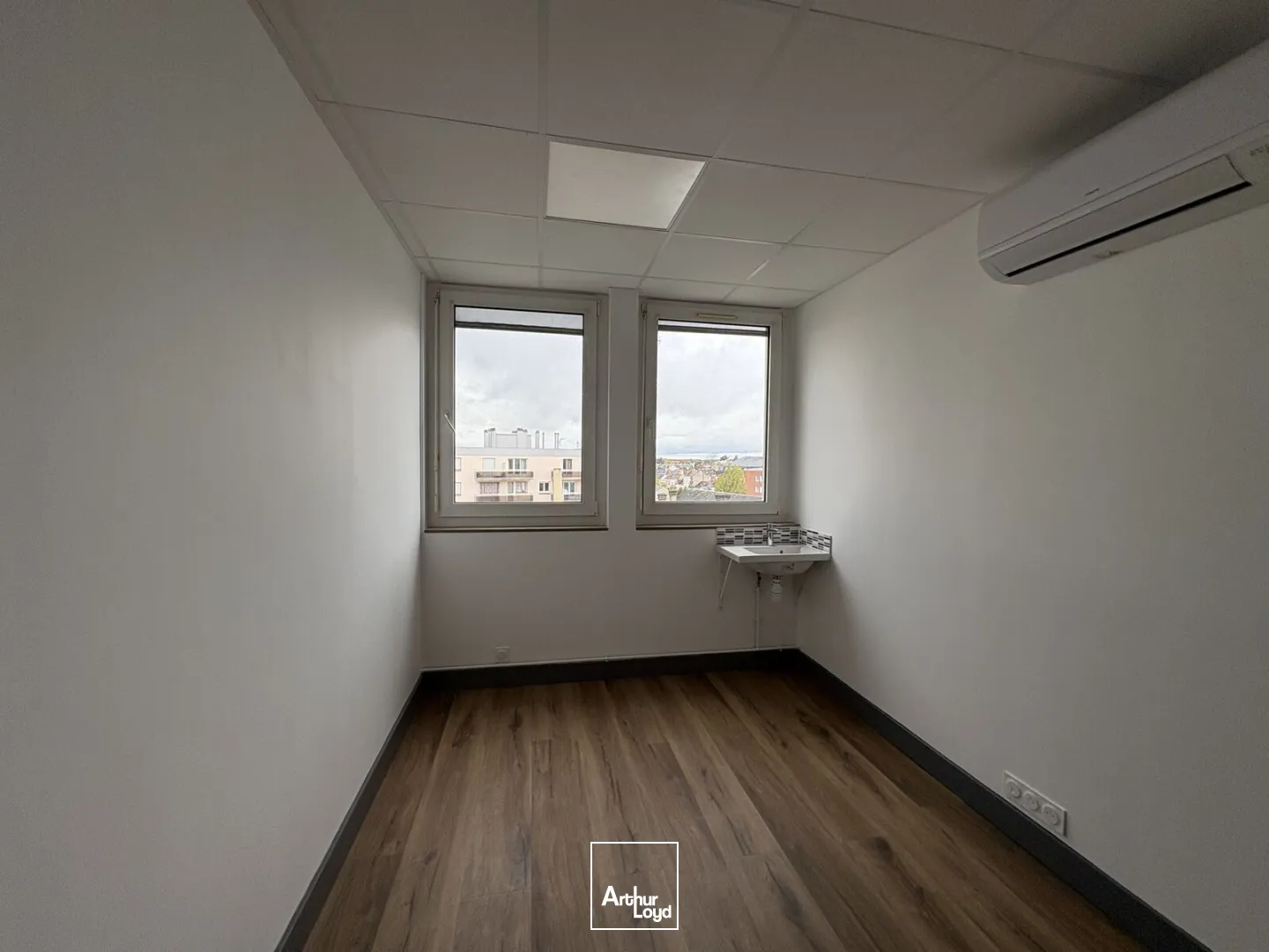 Plateau de bureaux au pied de la gare d'Orléans - A LOUER 261 m2 (lumineux et accessible aux personnes à mobilité réduite) !