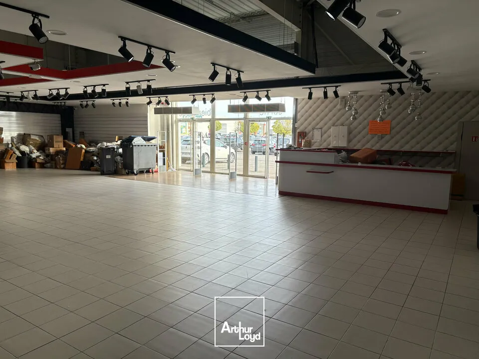 LOCAL COMMERCIAL à LOUER de 477.17 m²