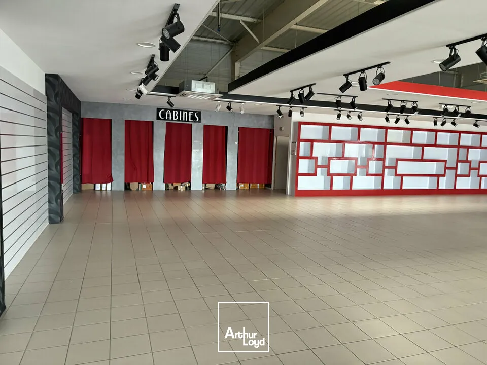 LOCAL COMMERCIAL à LOUER de 477.17 m²