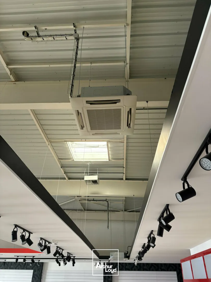 LOCAL COMMERCIAL à LOUER de 477.17 m²