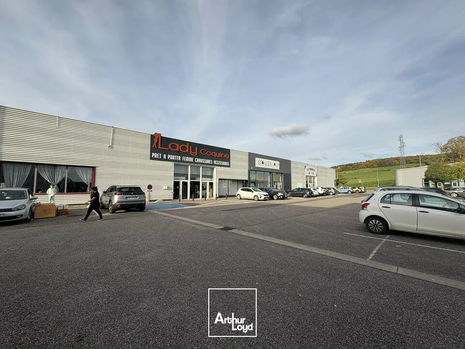 LOCAL COMMERCIAL à LOUER de 477.17 m²