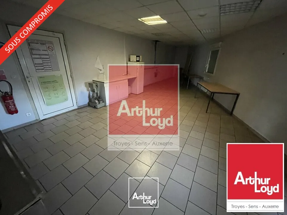 Migennes, Zi, Bâtiment Industriel de 1150m2 sur 12000m2 de terrain