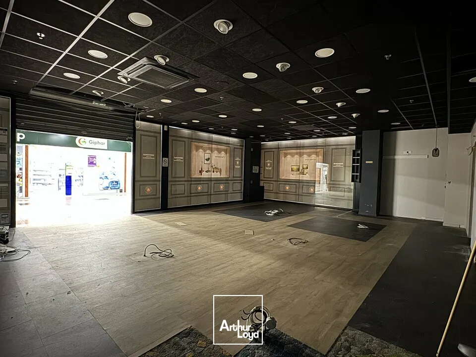 SAINT-CYR-SUR-LOIRE CENTRE COMMERCIAL COMMERCE A LOUER 100 M² ANGLE