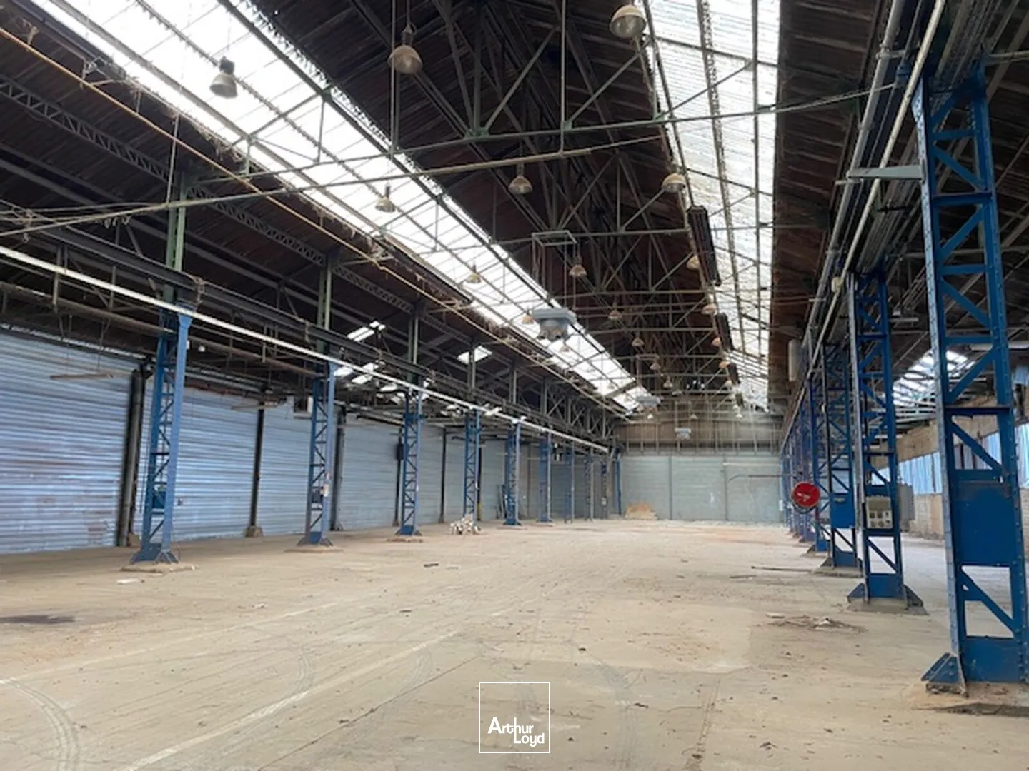 Local d'activité à louer, d'une surface totale de 1950 m2 au Nord de Soissons.