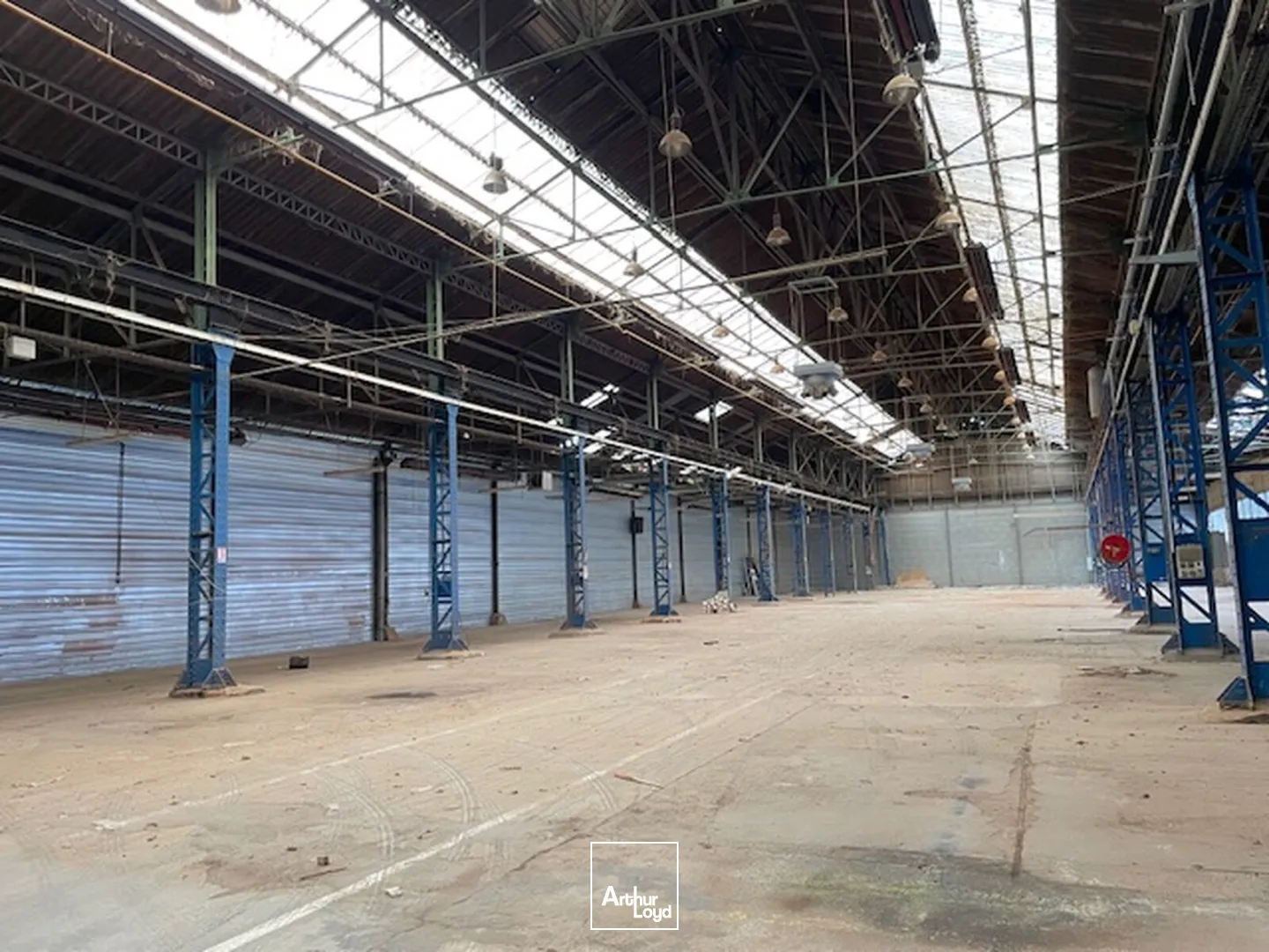 Local d'activité à louer, d'une surface totale de 1950 m2 au Nord de Soissons.