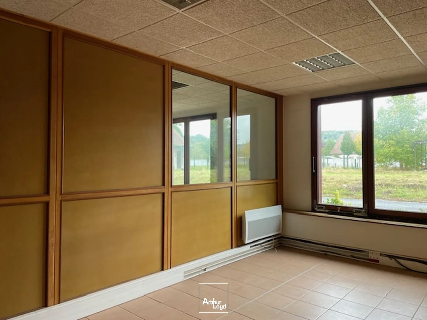 Local d'activité à louer, d'une surface totale de 1950 m2 au Nord de Soissons.