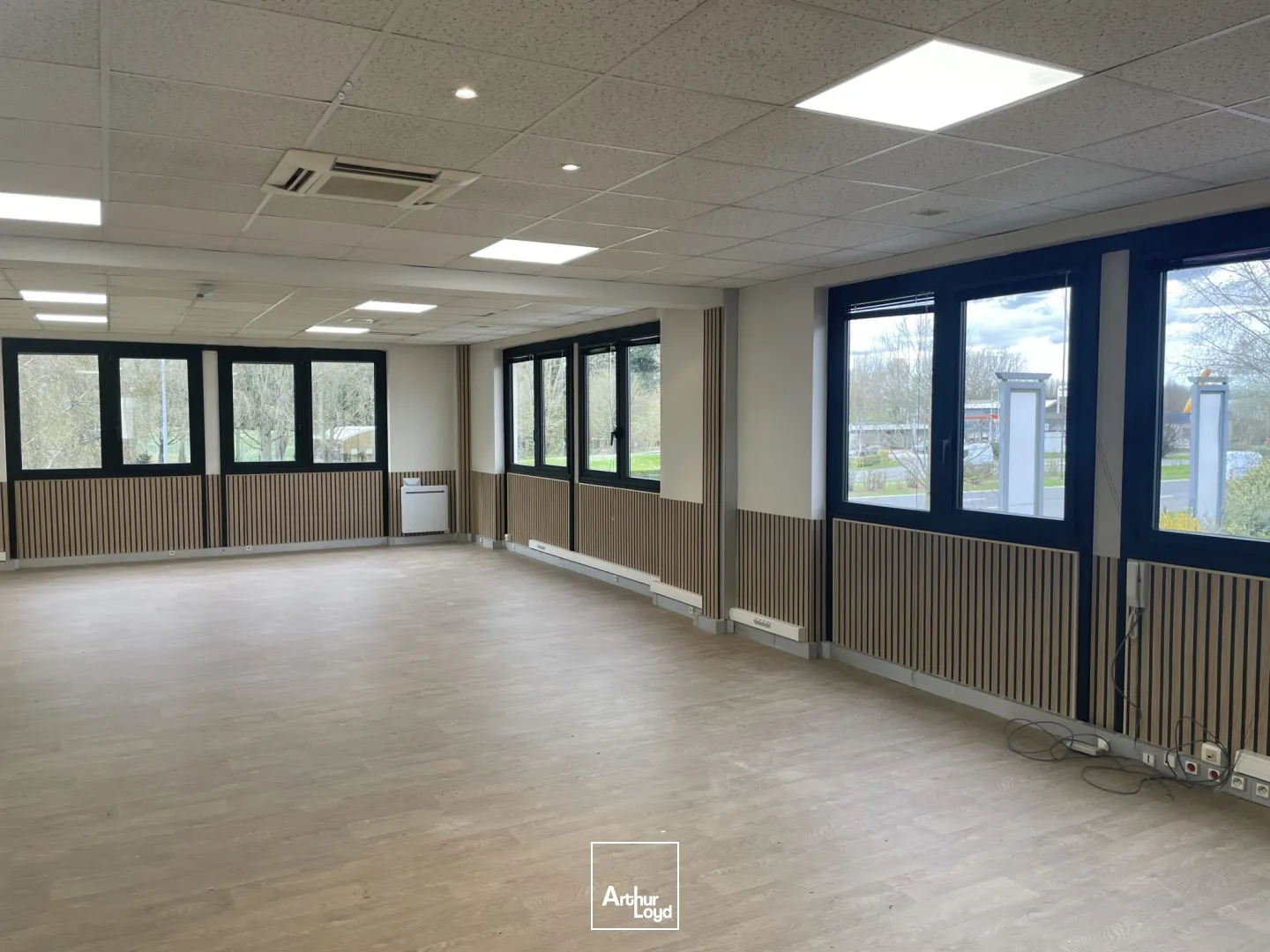 A LOUER BUREAUX DE 63 M2 À 335 M2 - COMPIEGNE ZAC DE MERCIERES