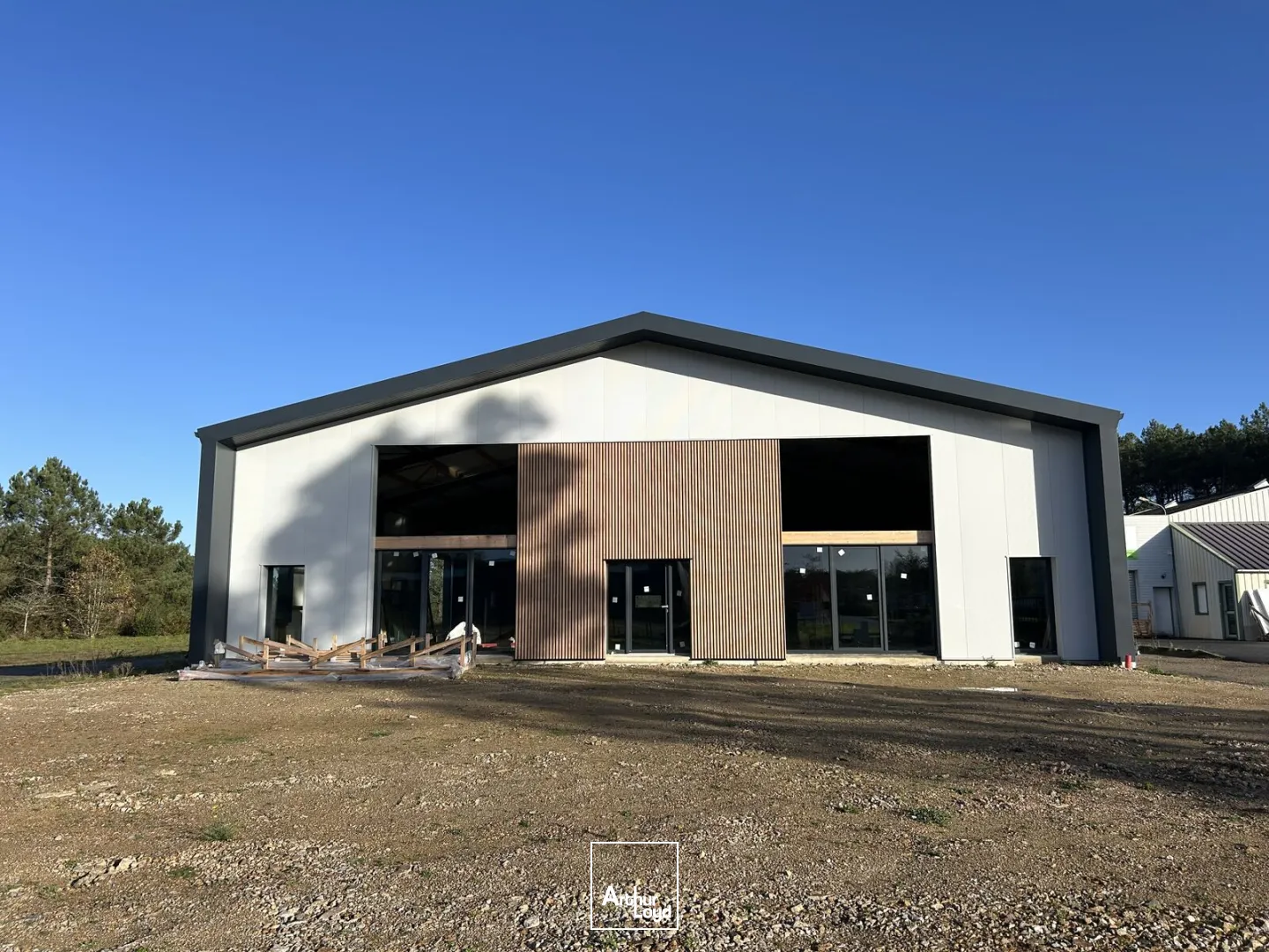 À LOUER OU À VENDRE - Local d'activités de 920 m² divisibles à partir de 306 m² à Bohal (56140)