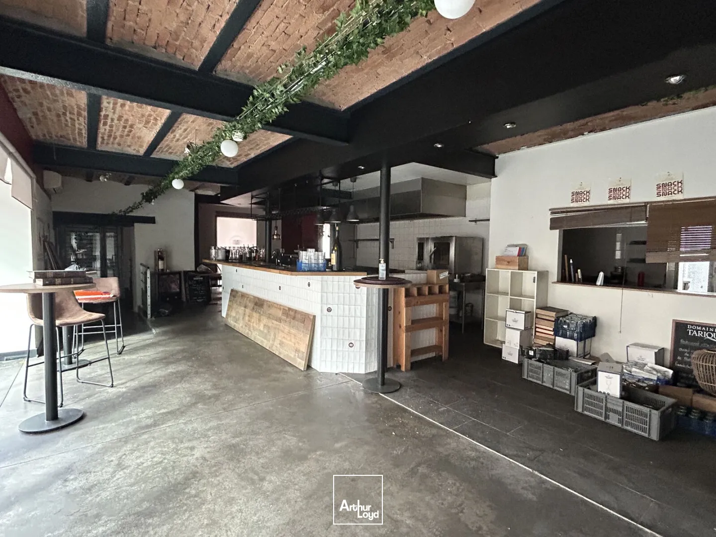 À louer aux Chartrons à Bordeaux un local commercial sur deux niveaux d'environ 320 m²