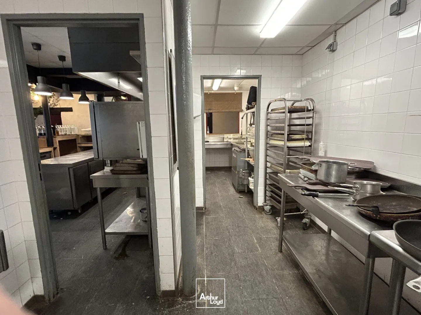 À louer aux Chartrons à Bordeaux un local commercial sur deux niveaux d'environ 320 m²