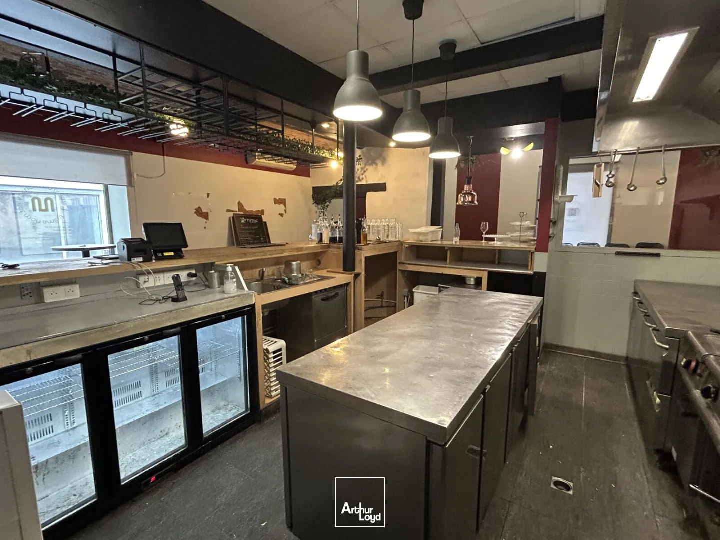 À louer aux Chartrons à Bordeaux un local commercial sur deux niveaux d'environ 320 m²