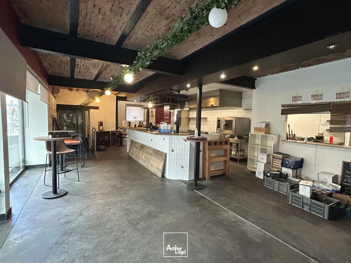 À louer aux Chartrons à Bordeaux un local commercial sur deux niveaux d'environ 320 m²