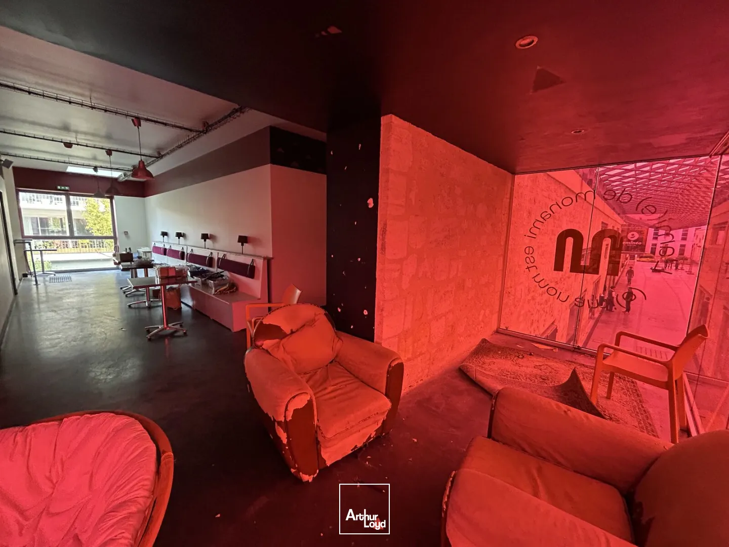 À louer aux Chartrons à Bordeaux un local commercial sur deux niveaux d'environ 320 m²