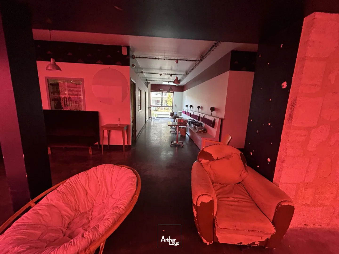 À louer aux Chartrons à Bordeaux un local commercial sur deux niveaux d'environ 320 m²