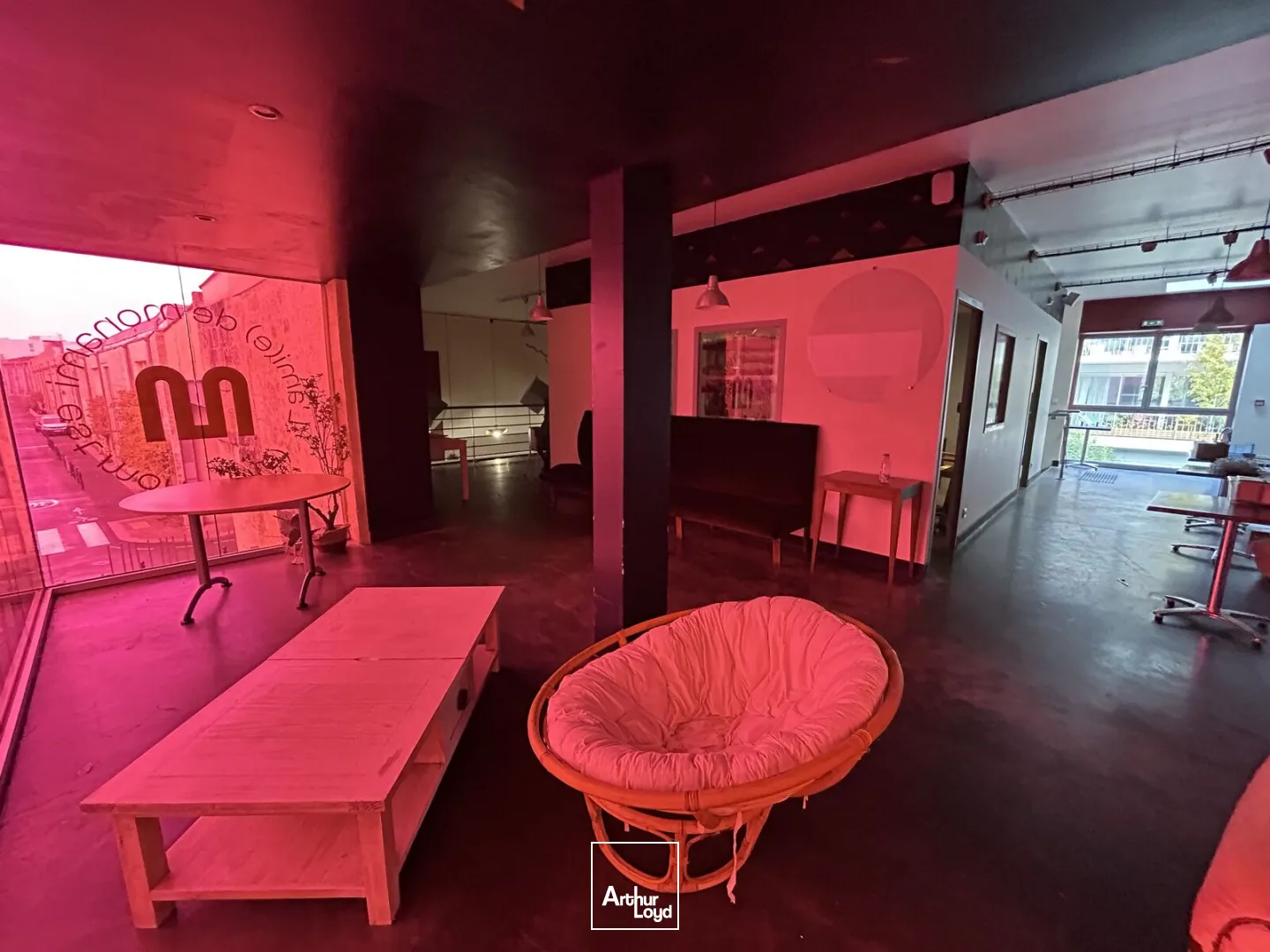 À louer aux Chartrons à Bordeaux un local commercial sur deux niveaux d'environ 320 m²