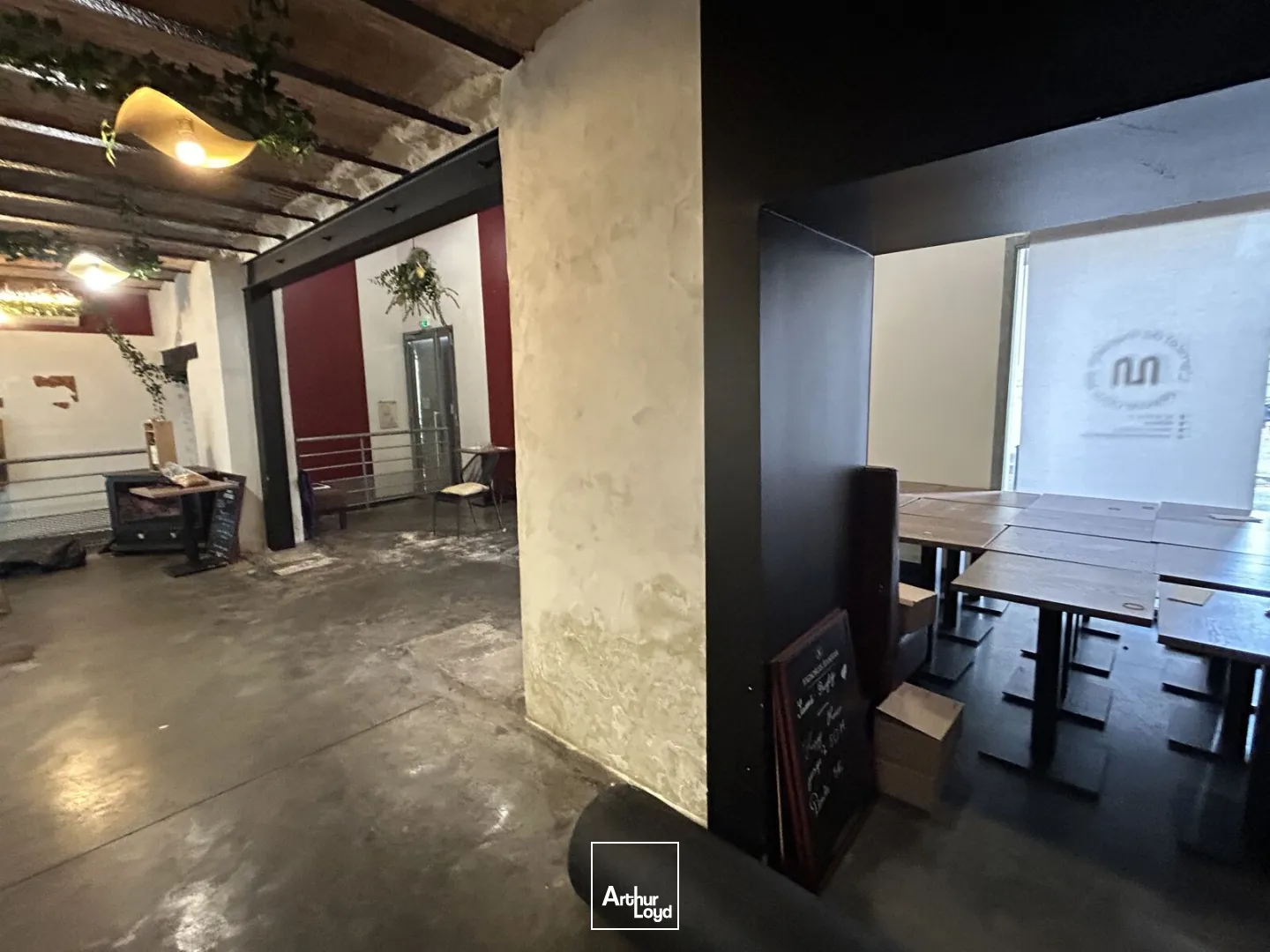 À louer aux Chartrons à Bordeaux un local commercial sur deux niveaux d'environ 320 m²