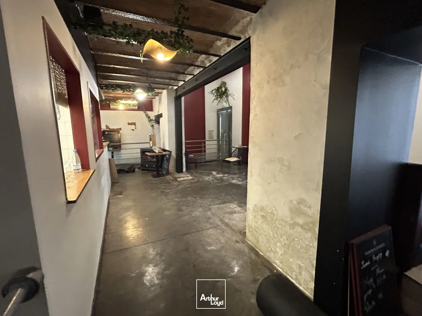 À louer aux Chartrons à Bordeaux un local commercial sur deux niveaux d'environ 320 m²