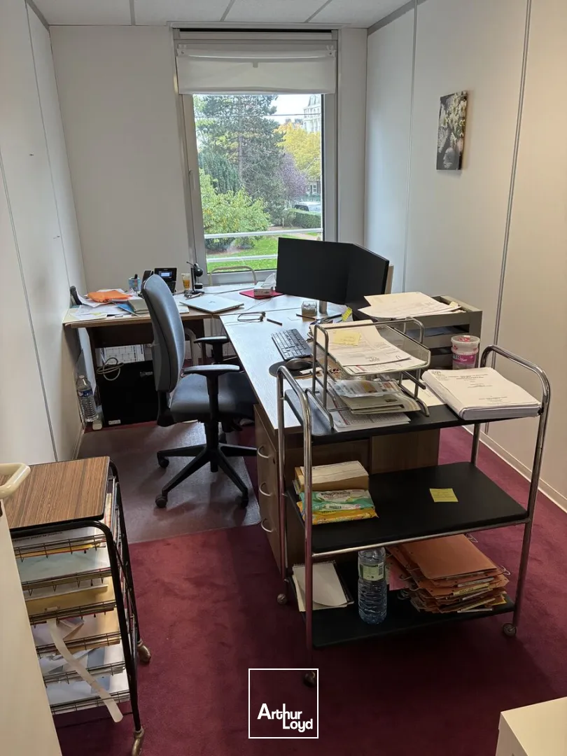 Bureaux lumineux à louer - La Madeleine, aux portes de Lille, avec parking et transports en commun immédiats !