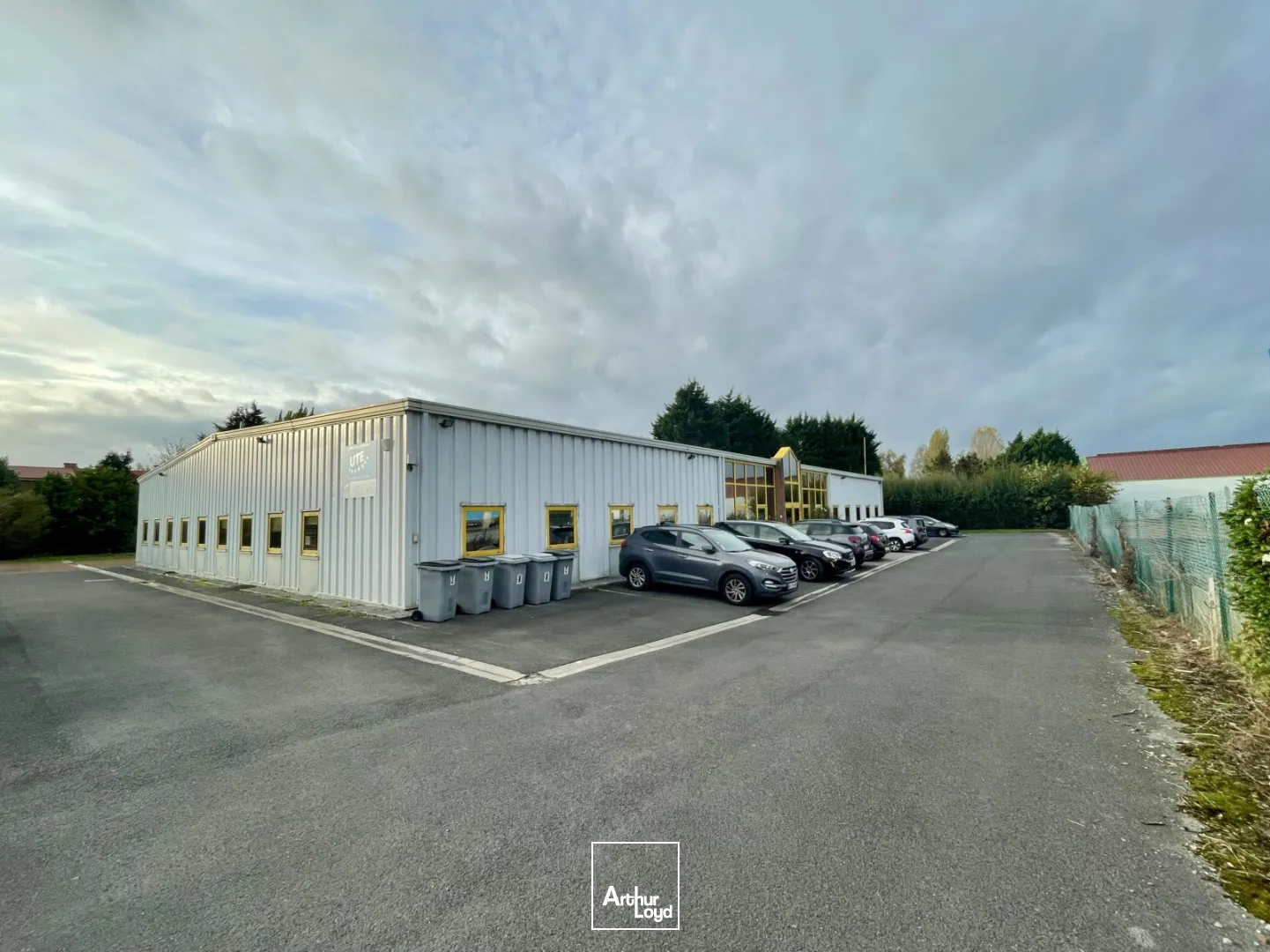 Bâtiment privatif 950m2, Neuville en en Ferrain, terrain 2 858m2