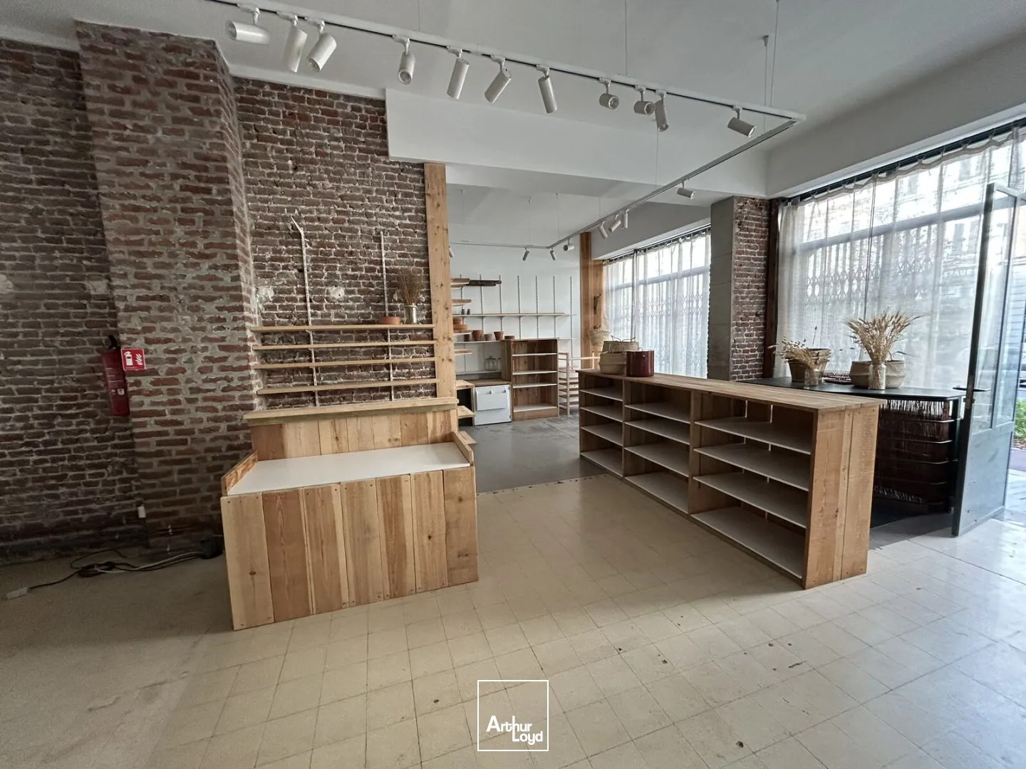 Local Commercial à Louer + Droit d'entrée