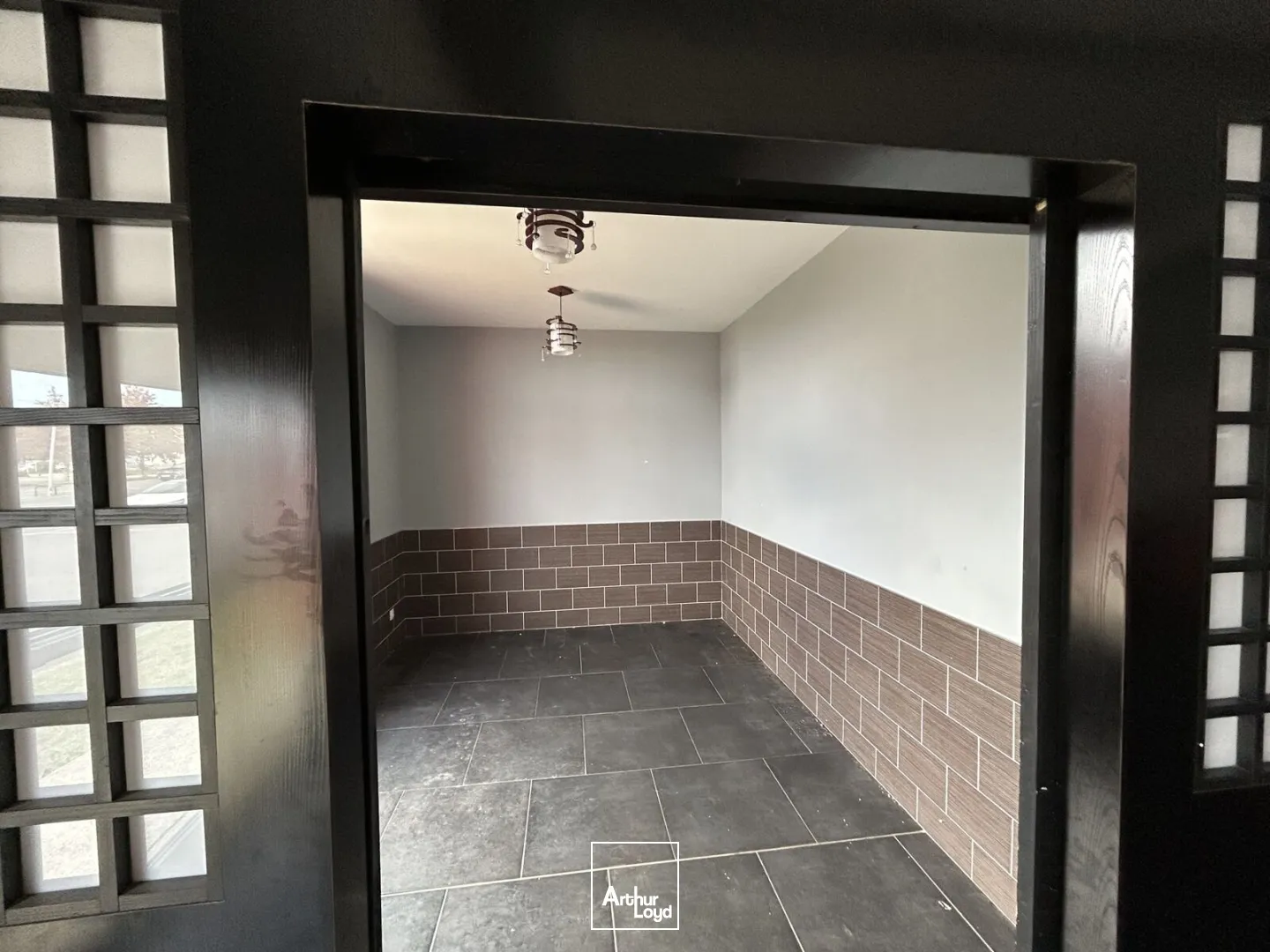 Local commercial à louer Bruay-la-Buissière - 400 m² rénovés en ZAC Porte Nord avec extraction et parking