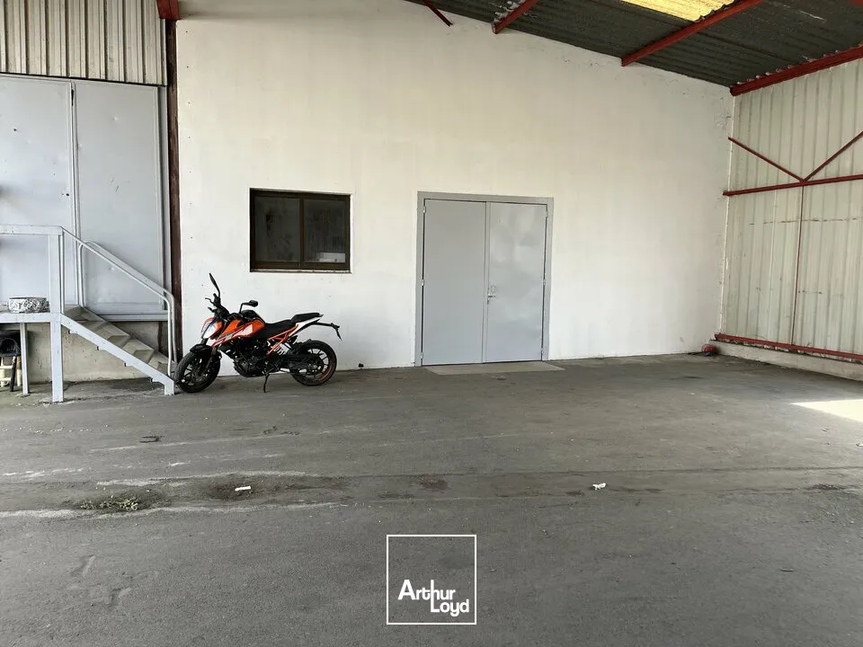 ENTREPOT 1483 M2 DIVISIBLE NIORT SAINT LIGUAIRE