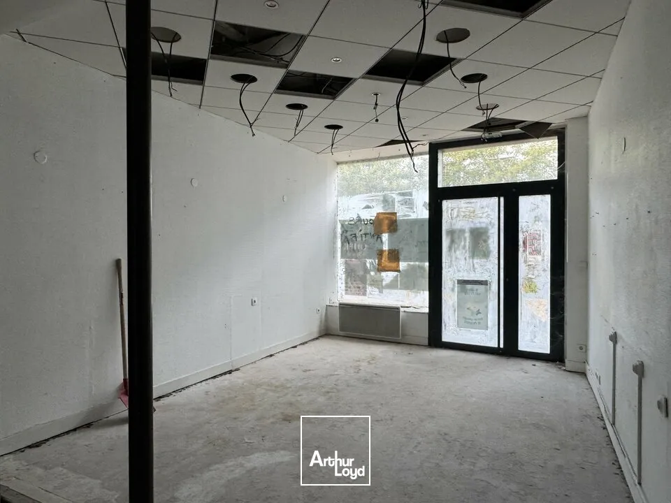 TOURS CENTRE COMMERCE A VENDRE 56 M² - CAVES ET EMPLACEMENT COMMERCANT