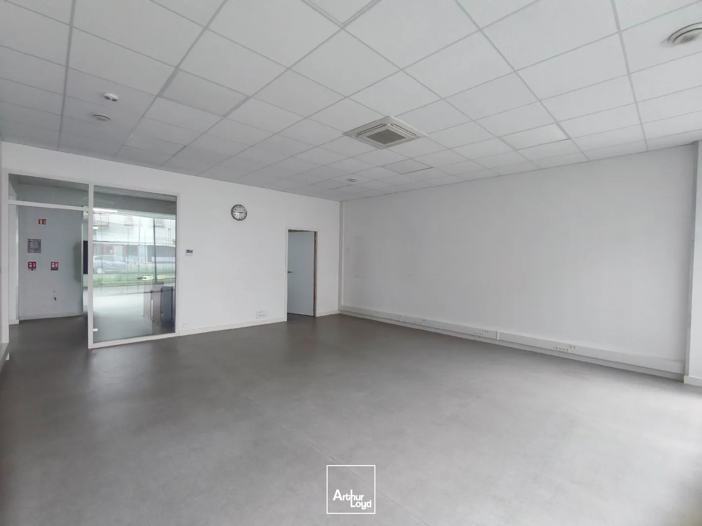 A LOUER - BUREAUX - 150 M2 - LOCAL COMMERCIAL - ST NAZAIRE - GARE
