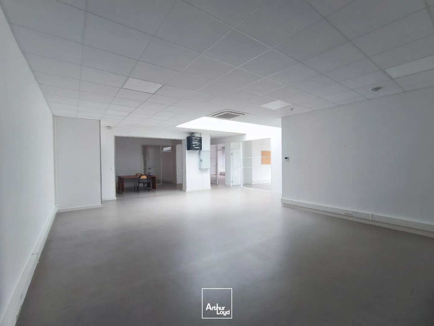 A LOUER - BUREAUX - 150 M2 - LOCAL COMMERCIAL - ST NAZAIRE - GARE