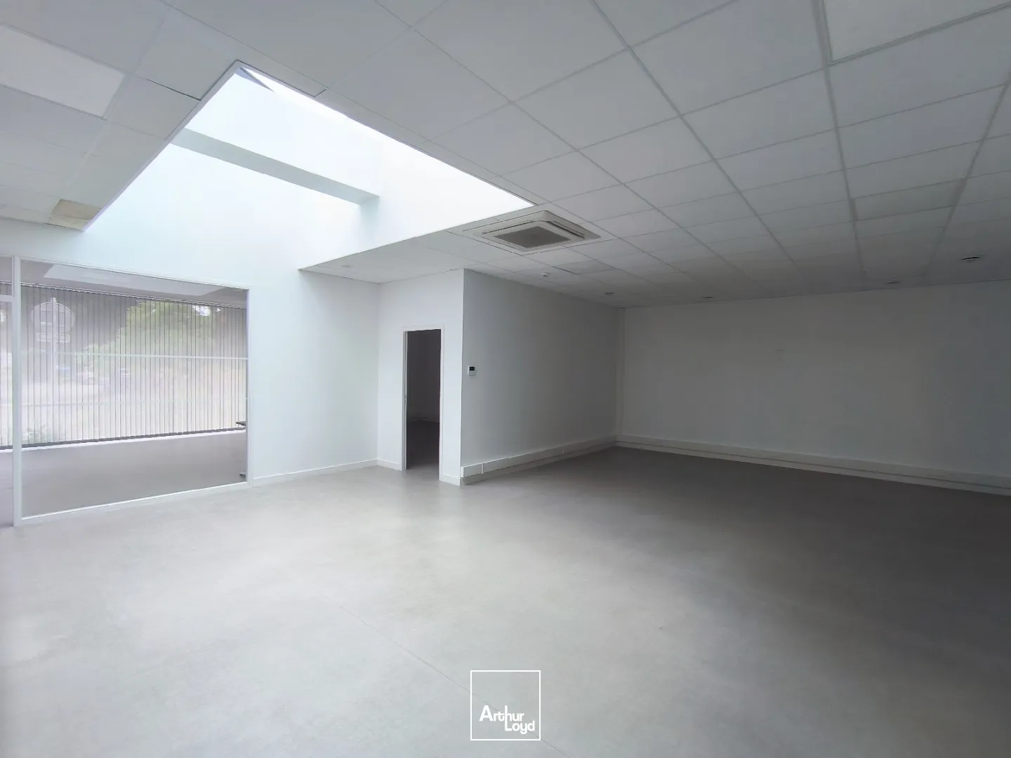 A LOUER - BUREAUX - 150 M2 - LOCAL COMMERCIAL - ST NAZAIRE - GARE