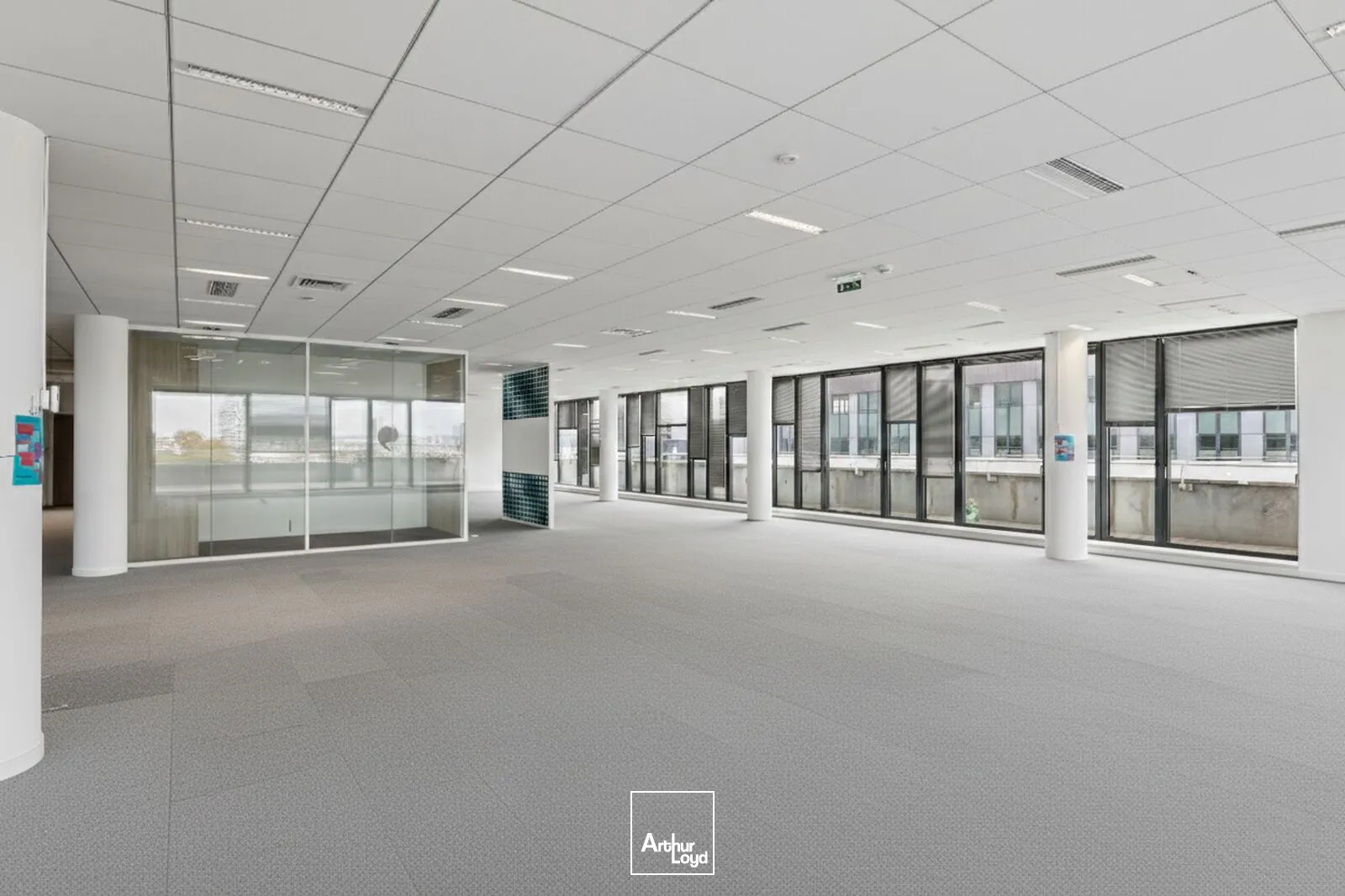 Clichy, bureaux rénovés avec vue sur la Seine et nombreux services dans un immeuble de standing