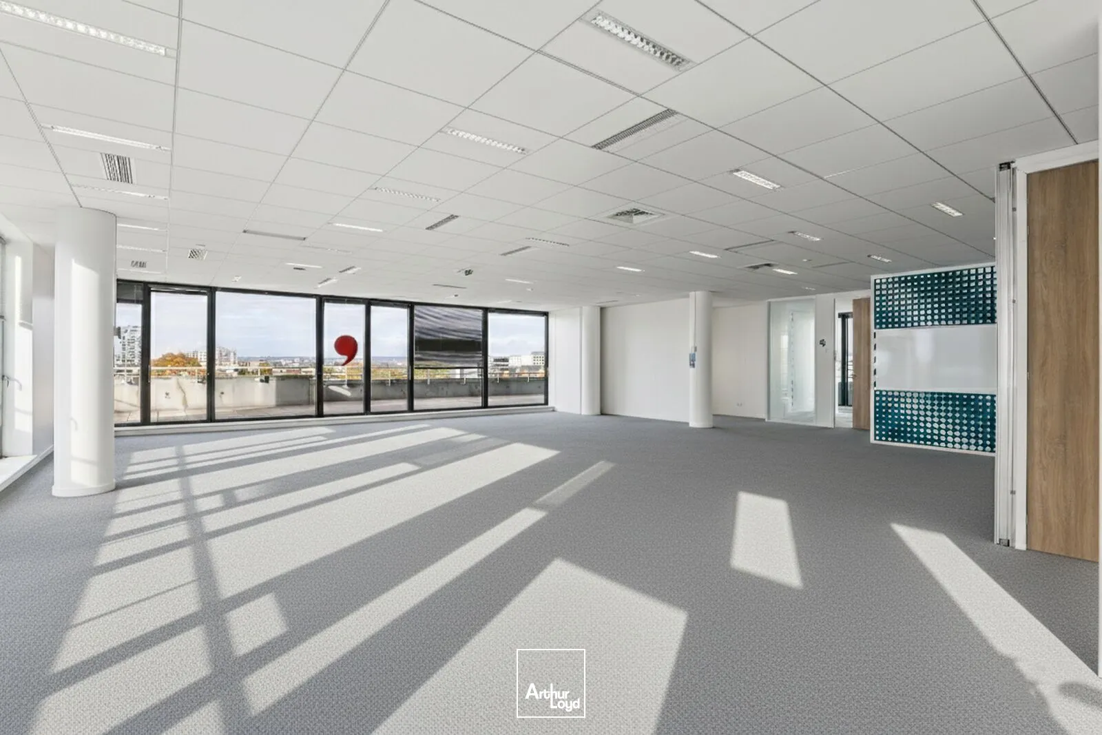 Clichy, bureaux rénovés avec vue sur la Seine et nombreux services dans un immeuble de standing