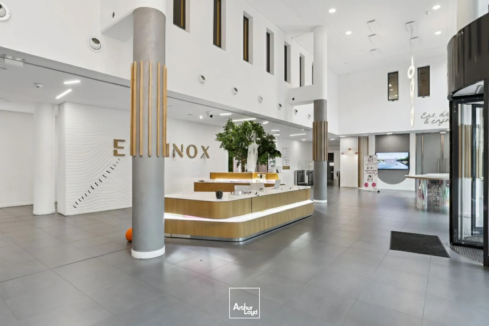 Clichy, bureaux rénovés avec vue sur la Seine et nombreux services dans un immeuble de standing