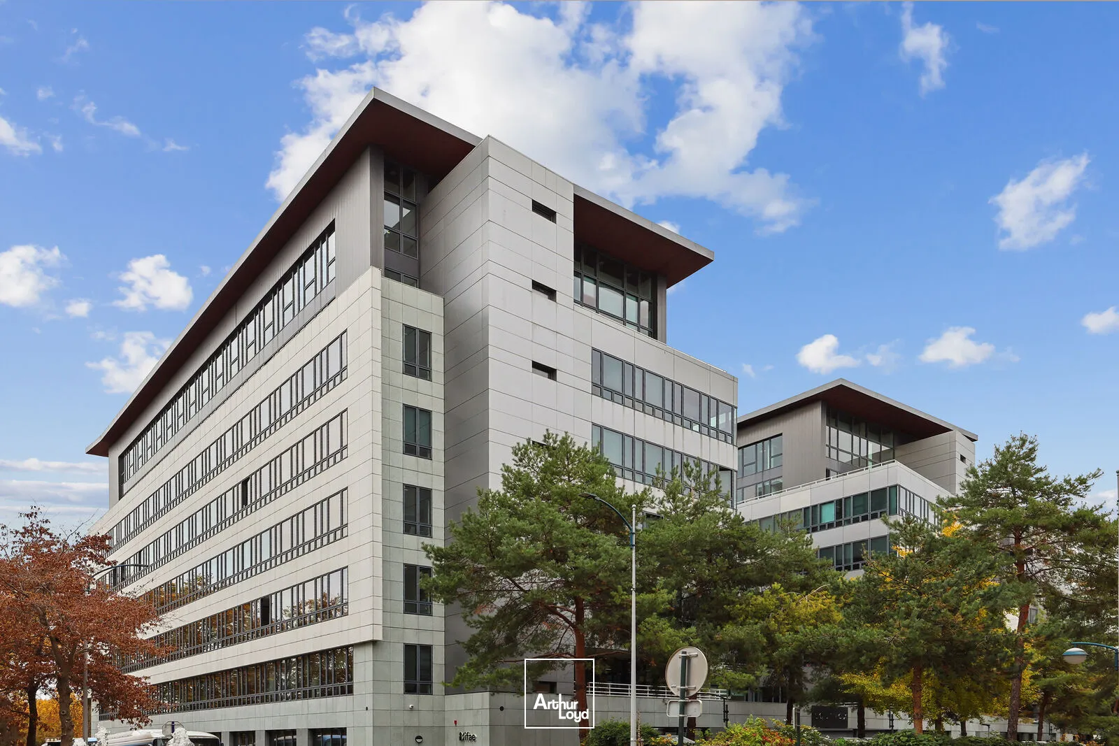 Clichy, bureaux rénovés avec vue sur la Seine et nombreux services dans un immeuble de standing