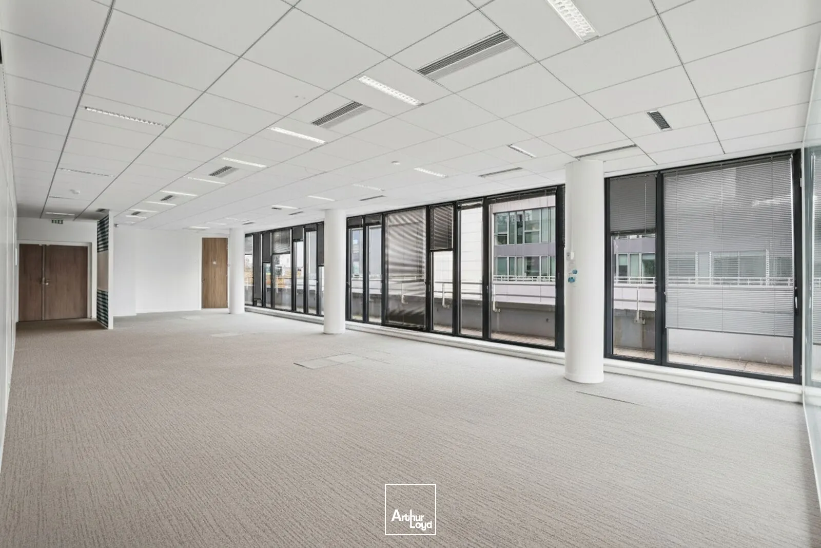 Clichy, bureaux rénovés avec vue sur la Seine et nombreux services dans un immeuble de standing